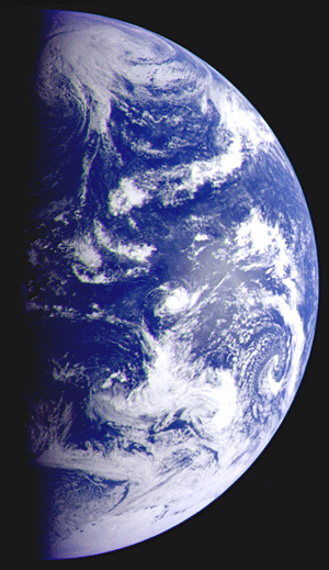 Srpek planety Zem (na tomto a pedchozm snmku je vidt rozdl v atmosfrch obou planet)