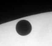 Animace konce pechodu T3-T4, 11:03-11:23 UT, sloen z 18 fotografi digitlnm fotoapartem Olympus C3040 za dalekohledem Meade 205/2050mm a okulrem 14mm. Zajmavj zatek je mrn zpomalen. Foto a zpracovn J. Polk
